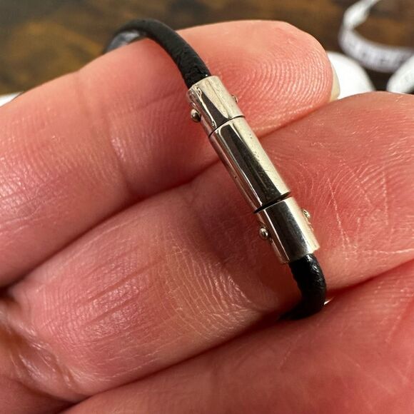 Gucci Female Gender Symbol Sterling Silver Pendant Leather Cord Necklace 16” - Picture 6 of 9